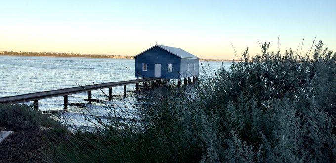 blue-boat-house-2676186_960_720