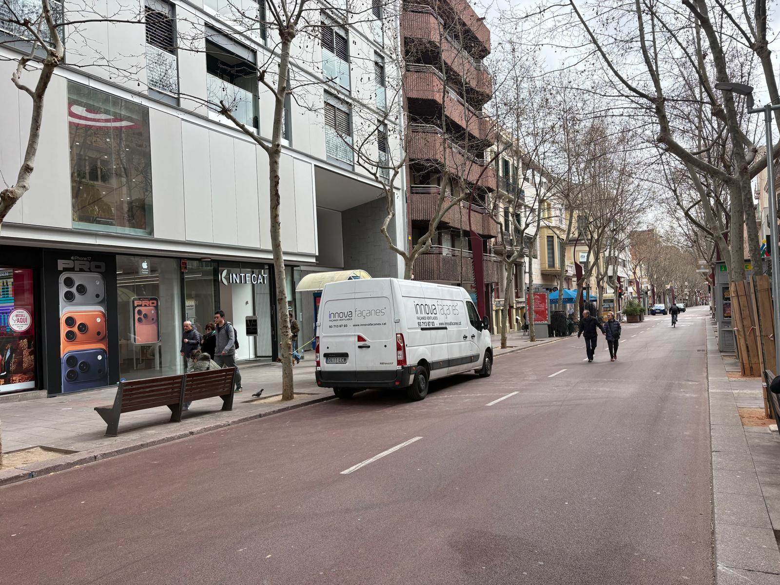 Imagen 5 Local Comercial en alquiler en Sabadell / Rambla, local nuevo a estrenar con salida de humos