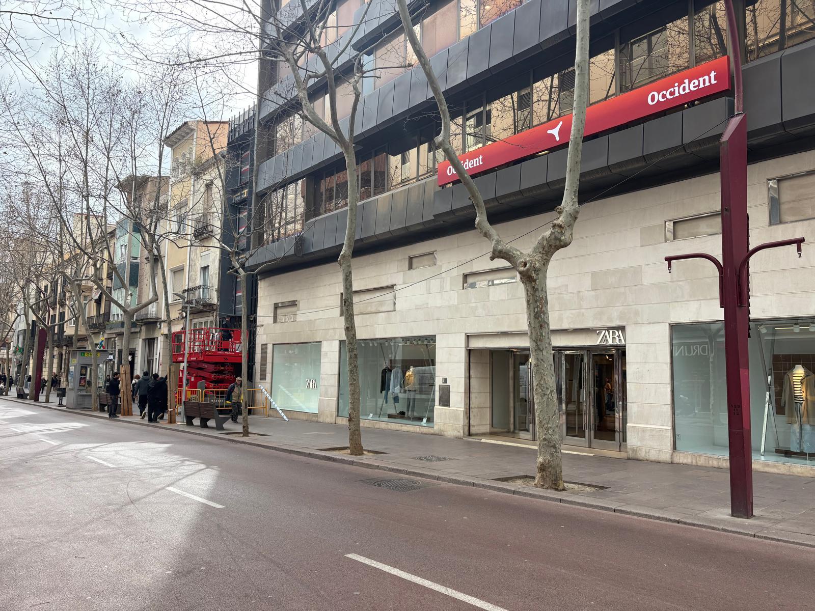 Imagen 4 Local Comercial en alquiler en Sabadell / Rambla, local nuevo a estrenar con salida de humos