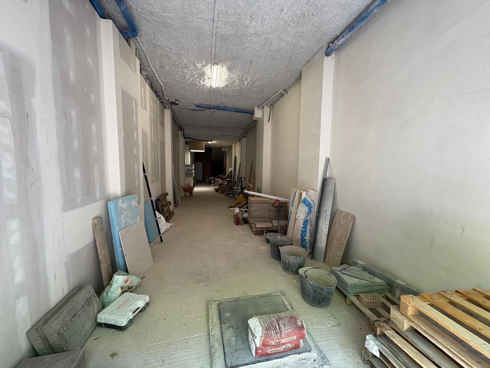 Imagen 10 Local Comercial en alquiler en Sabadell / Rambla, local nuevo a estrenar con salida de humos