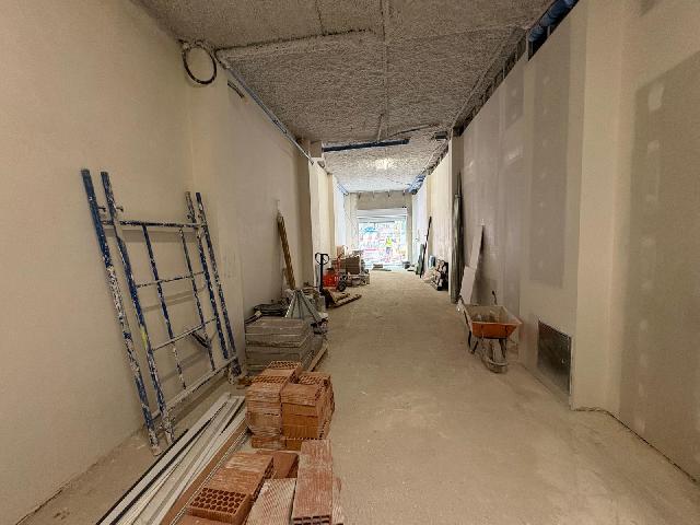 Imagen 8 Inmueble 260994 - Local Comercial en alquiler en Sabadell / Rambla, local nuevo a estrenar con salida de humos