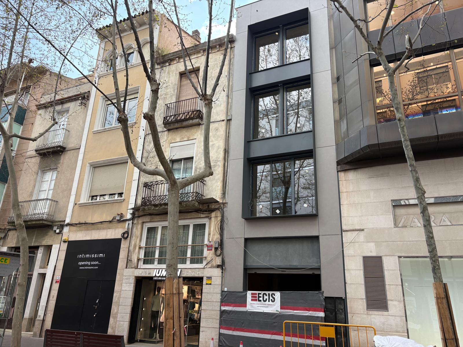 Imagen 1 Local Comercial en alquiler en Sabadell / Rambla, local nuevo a estrenar con salida de humos