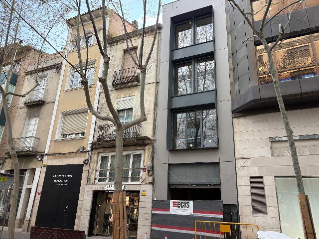 Imagen 1 Inmueble 260994 - Local Comercial en alquiler en Sabadell / Rambla, local nuevo a estrenar con salida de humos