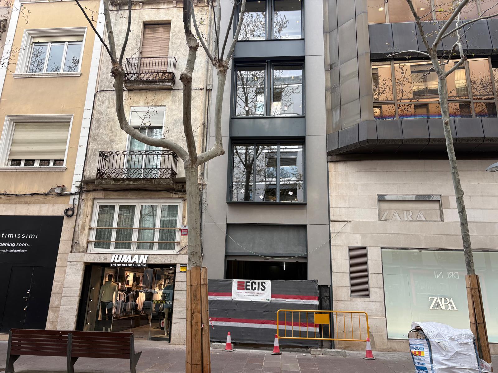 Imagen 2 Local Comercial en alquiler en Sabadell / Rambla, local nuevo a estrenar con salida de humos