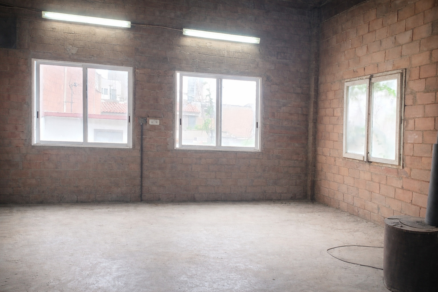 Imagen 1 Local Comercial en venta en Montcada I Reixac / Junto a la estación de tren de Can Sant Joan