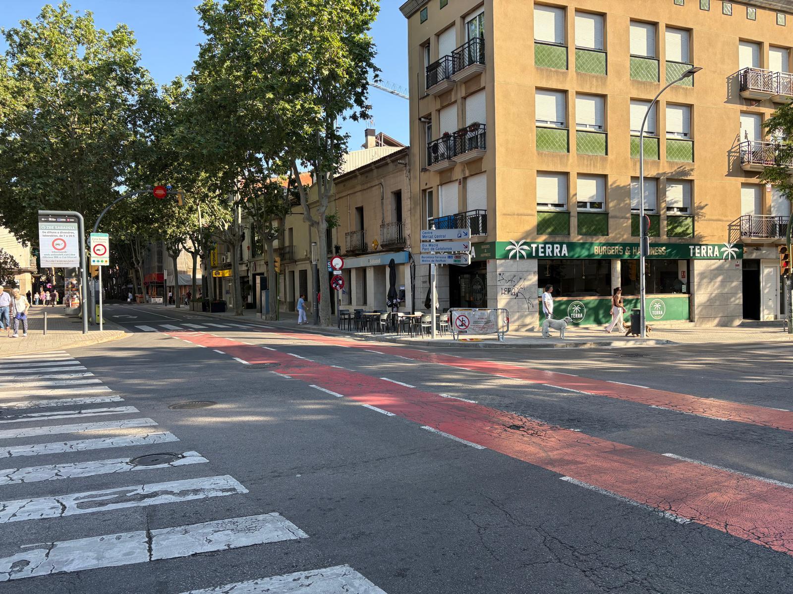 Imagen 12 Local Comercial en alquiler en Sabadell / Obra nueva. Local con salida de humos en Via Massagué