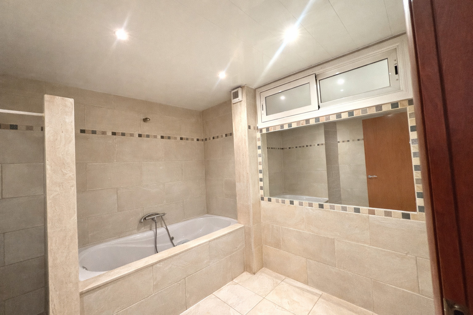 Imagen 5 Casa Adosada en venta en Sabadell / Zona centro junto todos lo servicios y transporte.