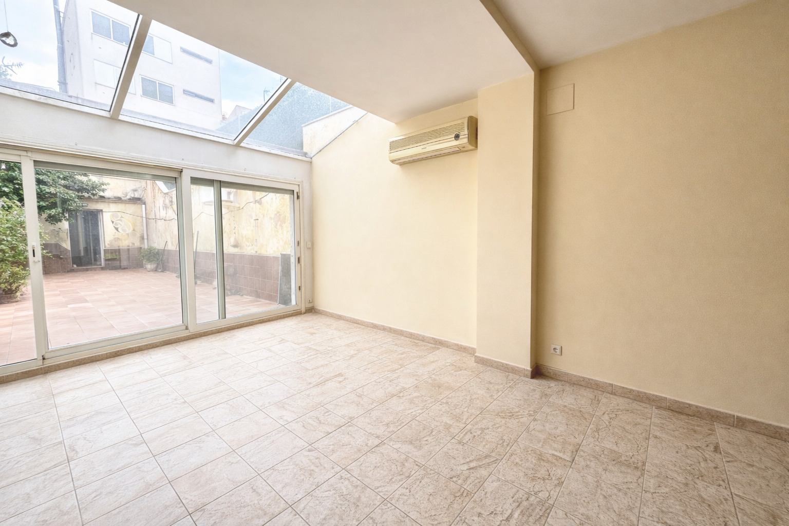 Imagen 1 Casa Adosada en venta en Sabadell / Zona centro junto todos lo servicios y transporte.