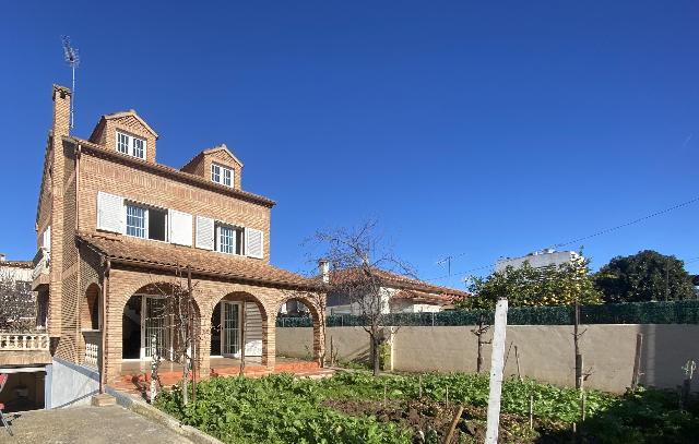 Imagen 1 Inmueble 298908 - Casa en venta en Montcada I Reixac / Santa María de Montcada, cerca del parque de Can Olller