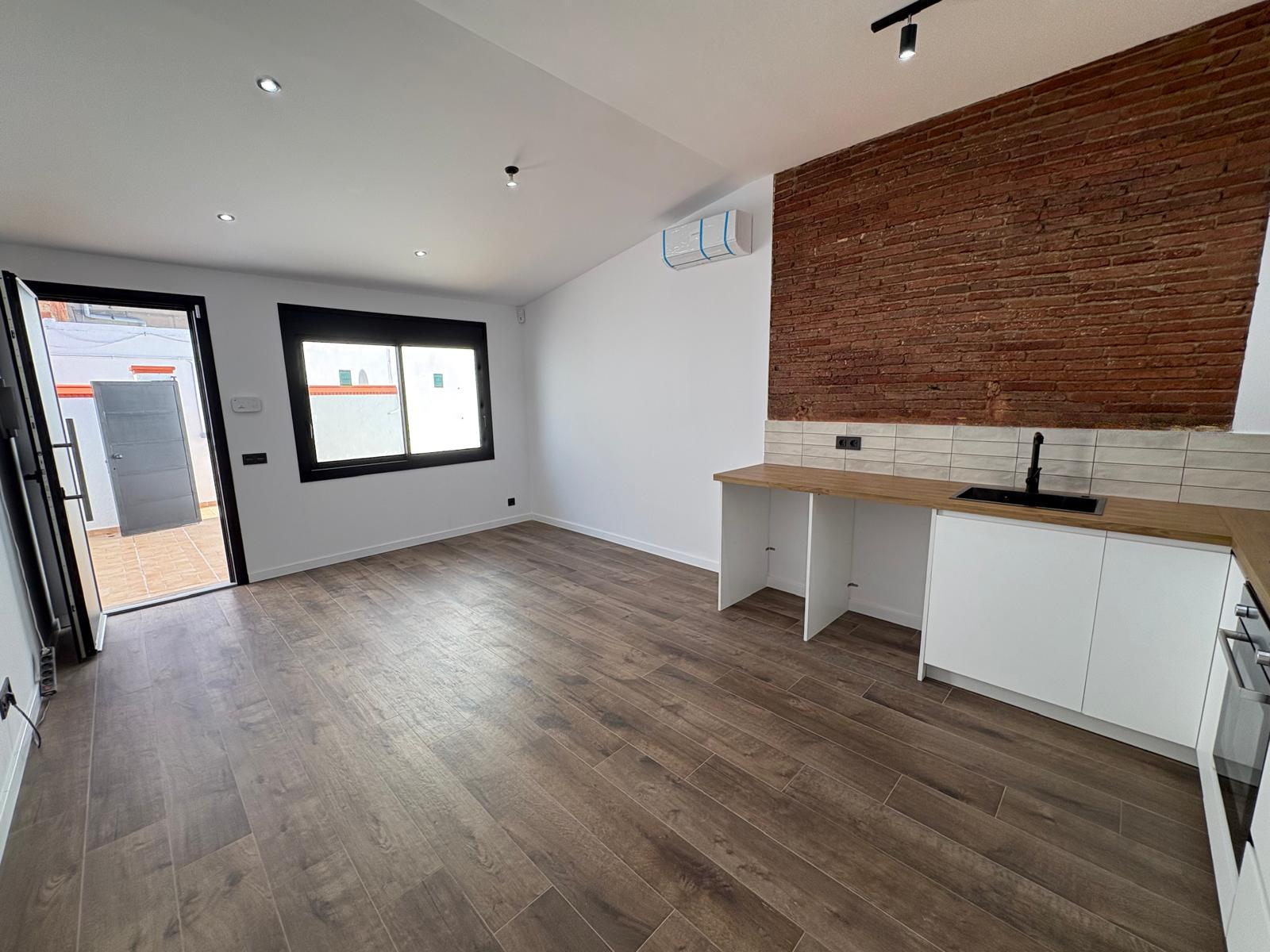 Imagen 1 Casa Adosada en venta en Sabadell / Reformado a estrenar, a 5 minutos de Renfe-Centro