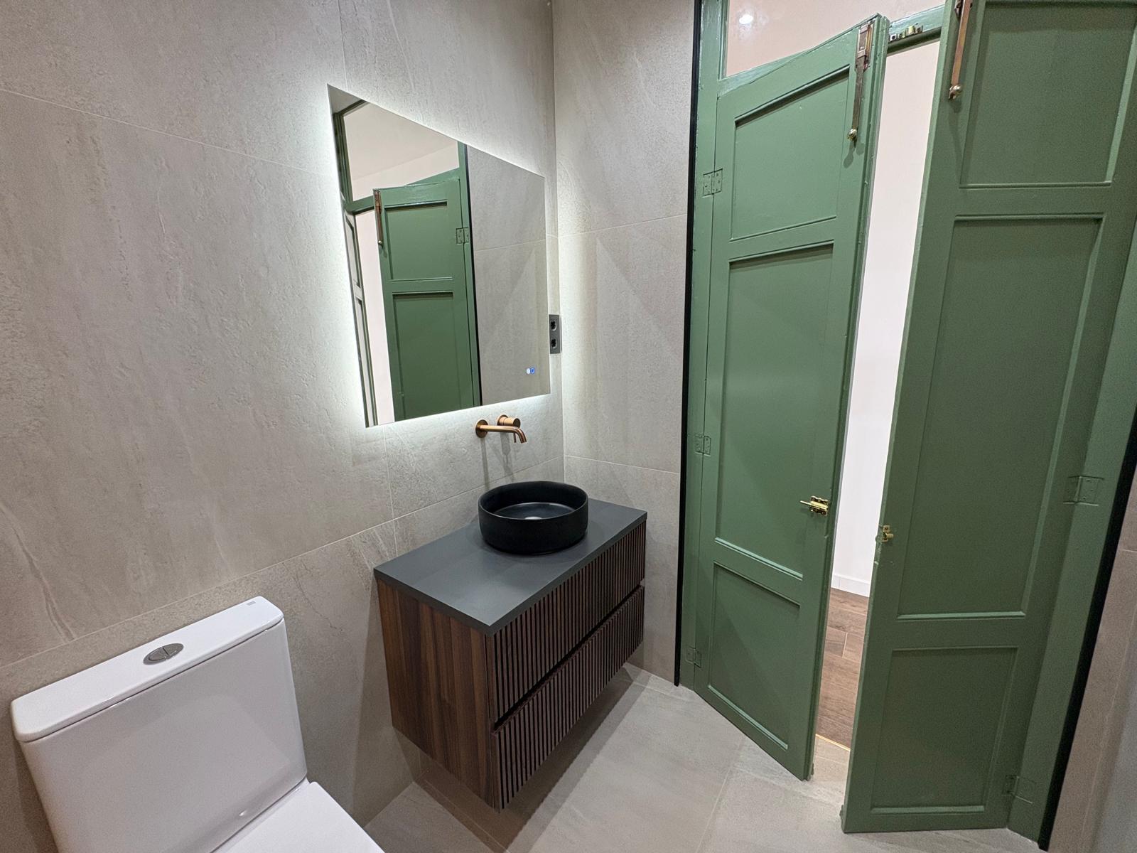 Imagen 3 Casa Adosada en venta en Sabadell / Reformado a estrenar, a 5 minutos de Renfe-Centro