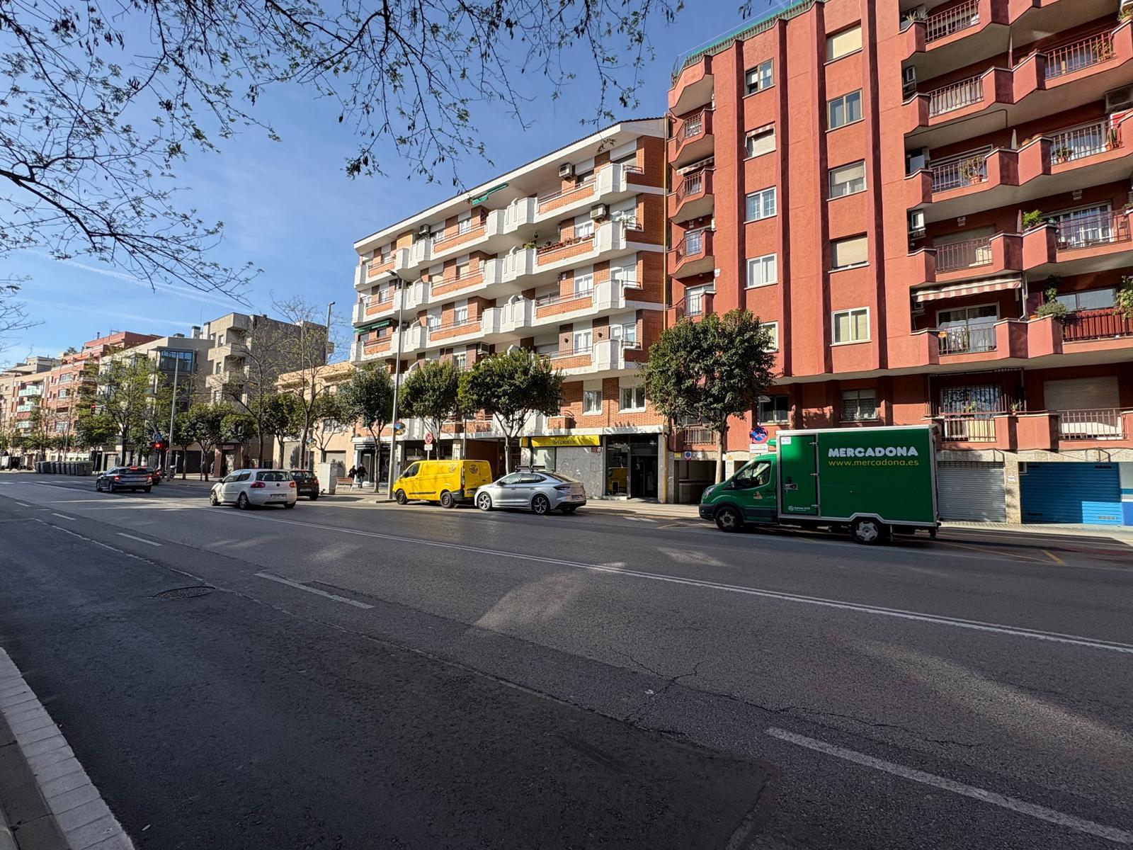 Imagen 2 Local Comercial en alquiler en Barberà Del Vallès / Local con salida de humos, junto al Ay...