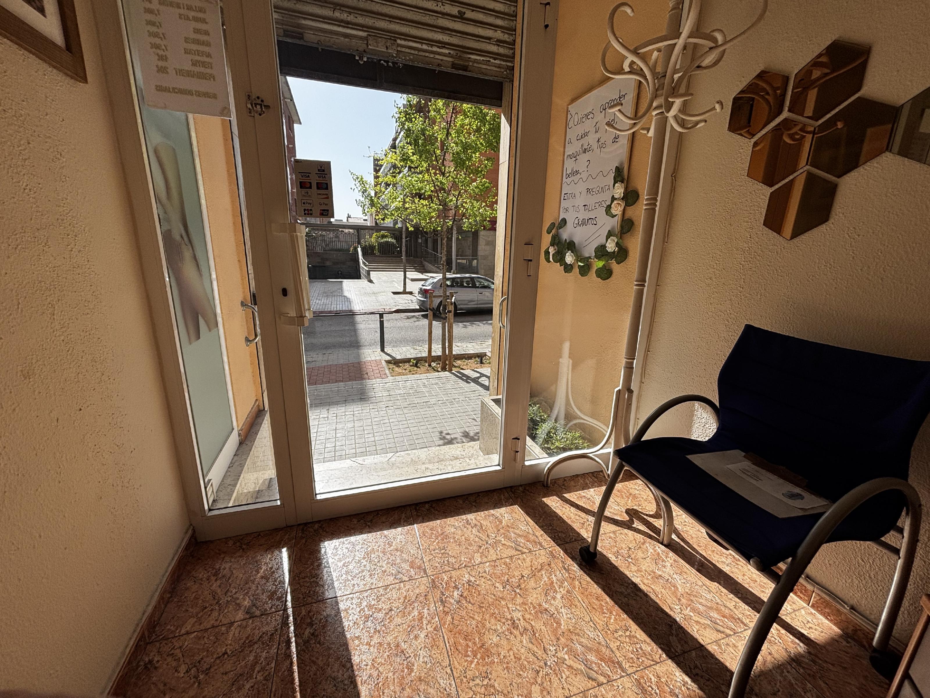 Imagen 3 Local Comercial en alquiler en Sabadell / Junto Renfe y todos los servicios