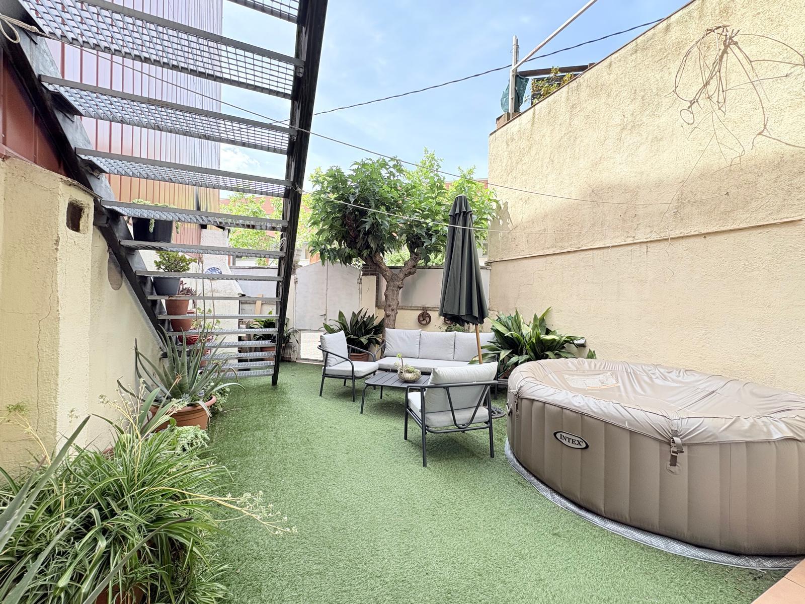Imagen 1 Casa Adosada en venta en Sabadell / Poblenou junto al centro Civic 