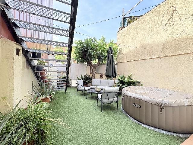 Imagen 1 Inmueble 301909 - Casa Adosada en venta en Sabadell / Poblenou junto al centro Civic 