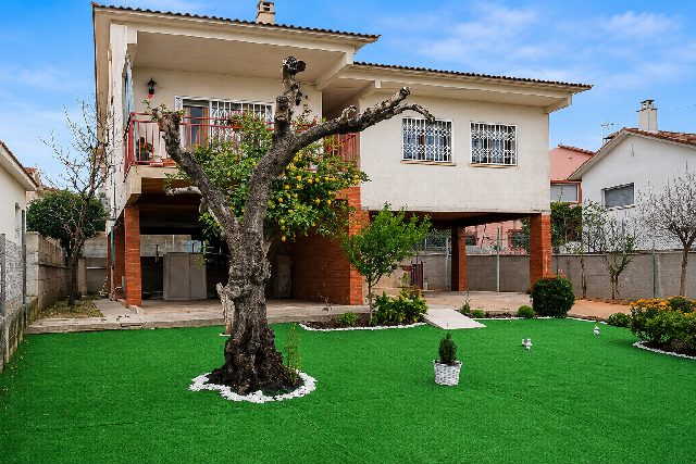 Imagen 1 Inmueble 303850 - Casa en venta en Barberà Del Vallès / Junto renfe y buen acceso a la c-58 y ap-7