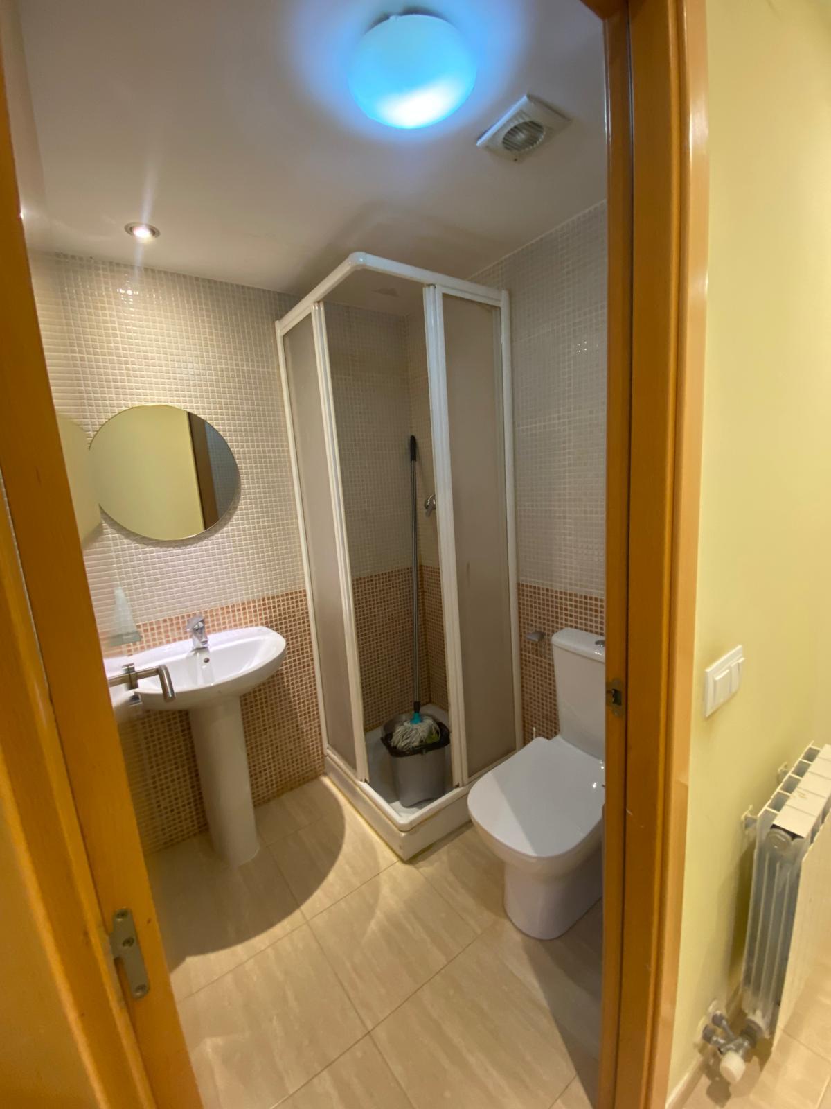 Imagen 17 Piso en venta en Girona / Pis semi-nou de 102m2 al costat del Col·legi Marta Mata