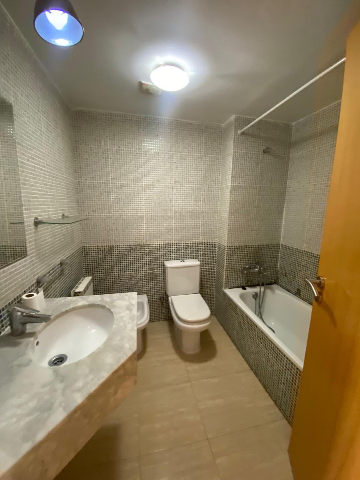 Imagen 12 Piso en venta en Girona / Pis semi-nou de 102m2 al costat del Col·legi Marta Mata