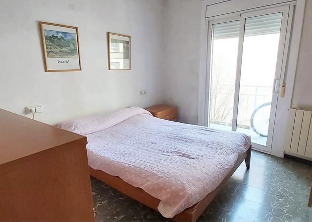 Imagen 2 Piso en alquiler en Girona / Pis de 82m2 molt assolellat de 3 habitacions dobles 