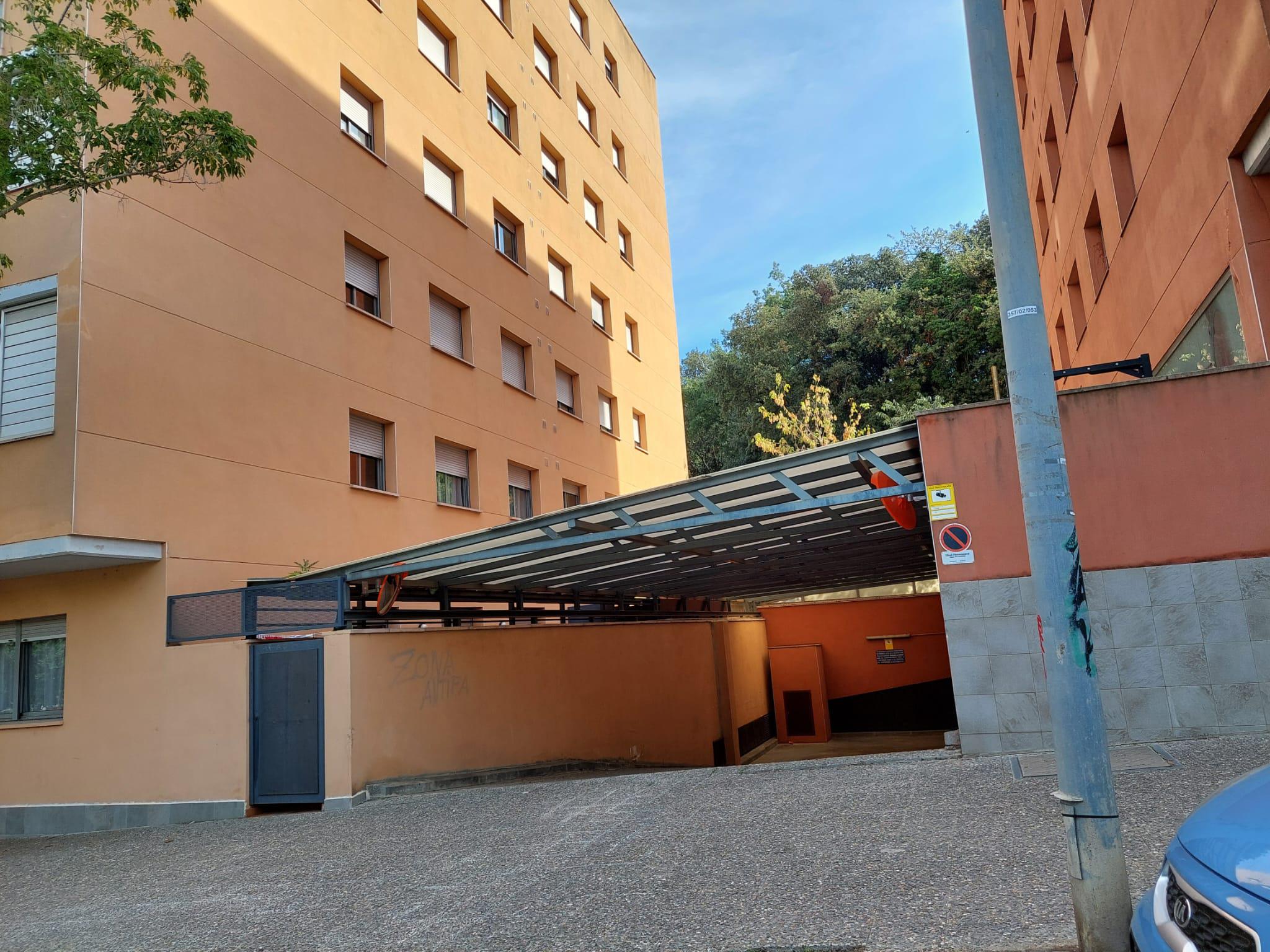 Imagen 3 Parking Coche en alquiler en Girona / Plaça de parking per a cotxe gran a Lluis Pericot