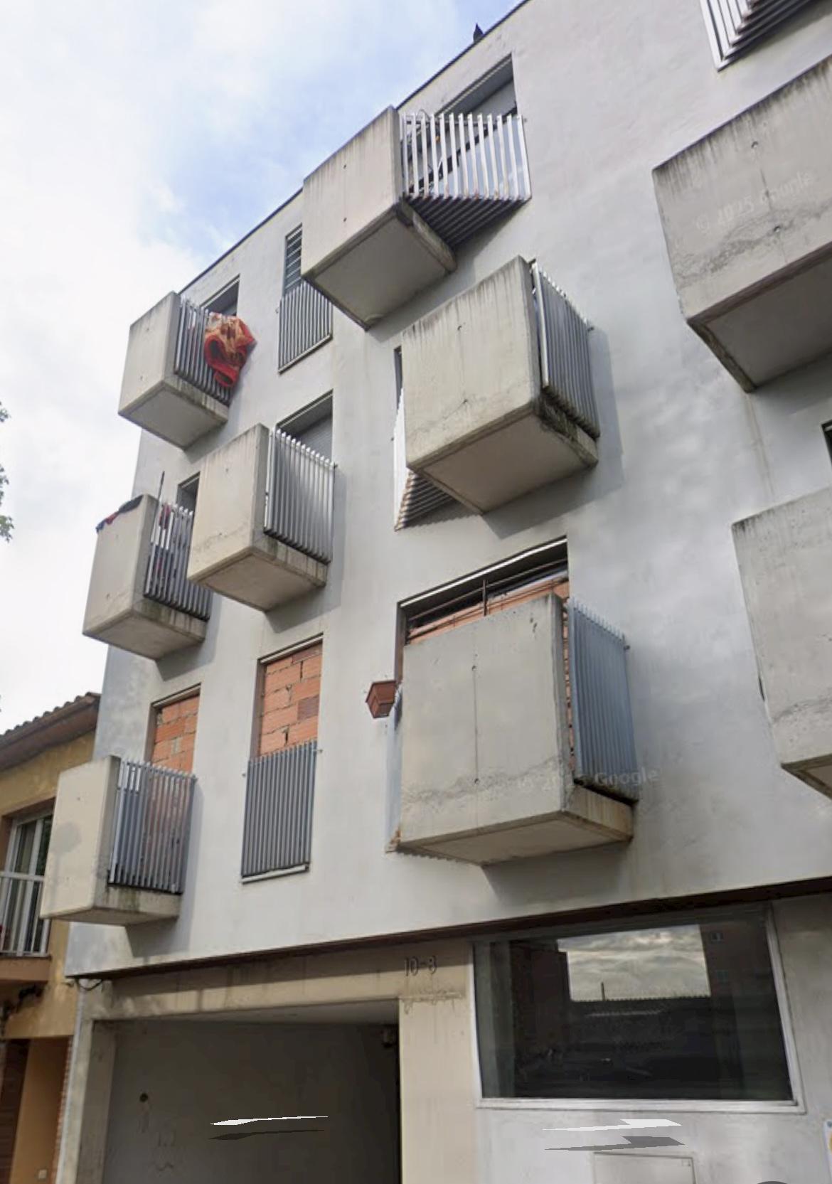 Imagen 4 Piso en venta en Salt / Piso Okupado de 77m2 al lado del Polideportivo de Salt