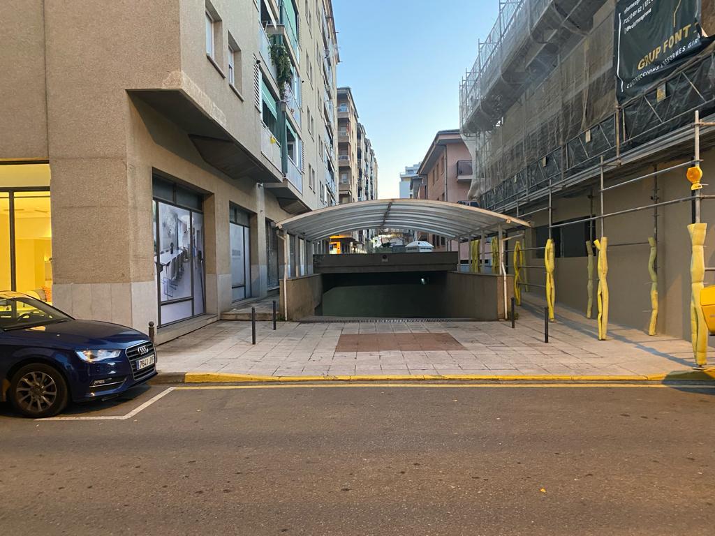 Imagen 2 Parking Coche en venta en Girona / Plaça de parking gran a Lluis Pericot