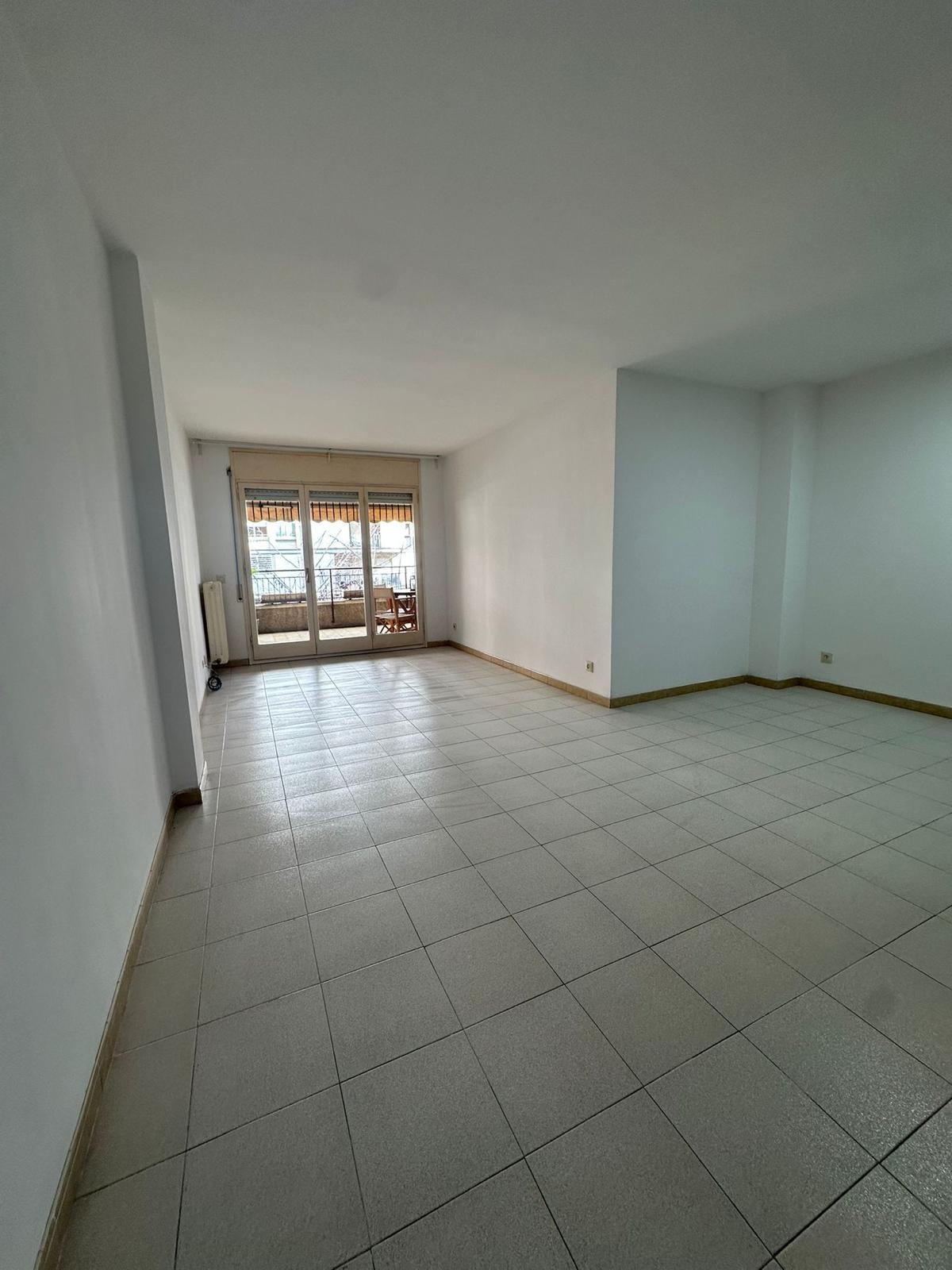 Imagen 2 Piso en alquiler en Girona / Pis de 108 m²  al costat del Col-legi Masmitjà.