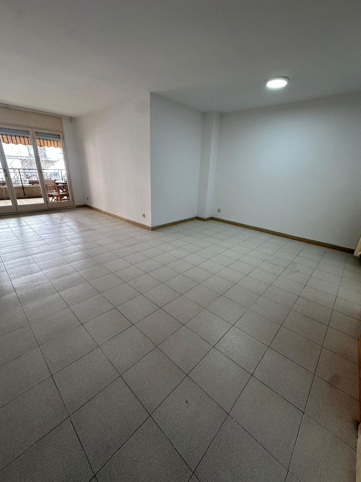 Imagen 3 Piso en alquiler en Girona / Pis de 108 m²  al costat del Col-legi Masmitjà.