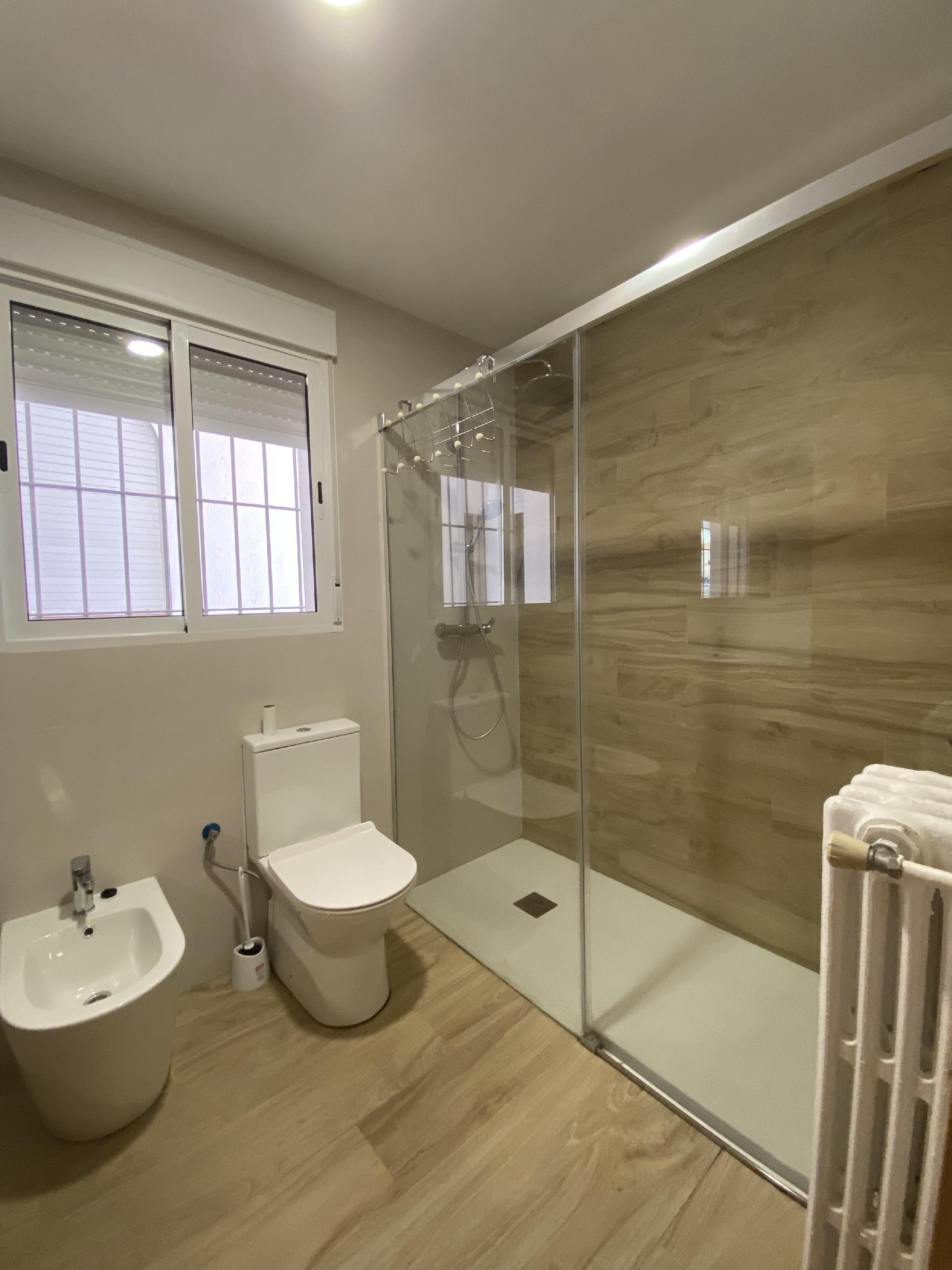 Imagen 18 Piso en alquiler en Girona / Pis reformat de 154m2 al costat del Parc de Vistalegre