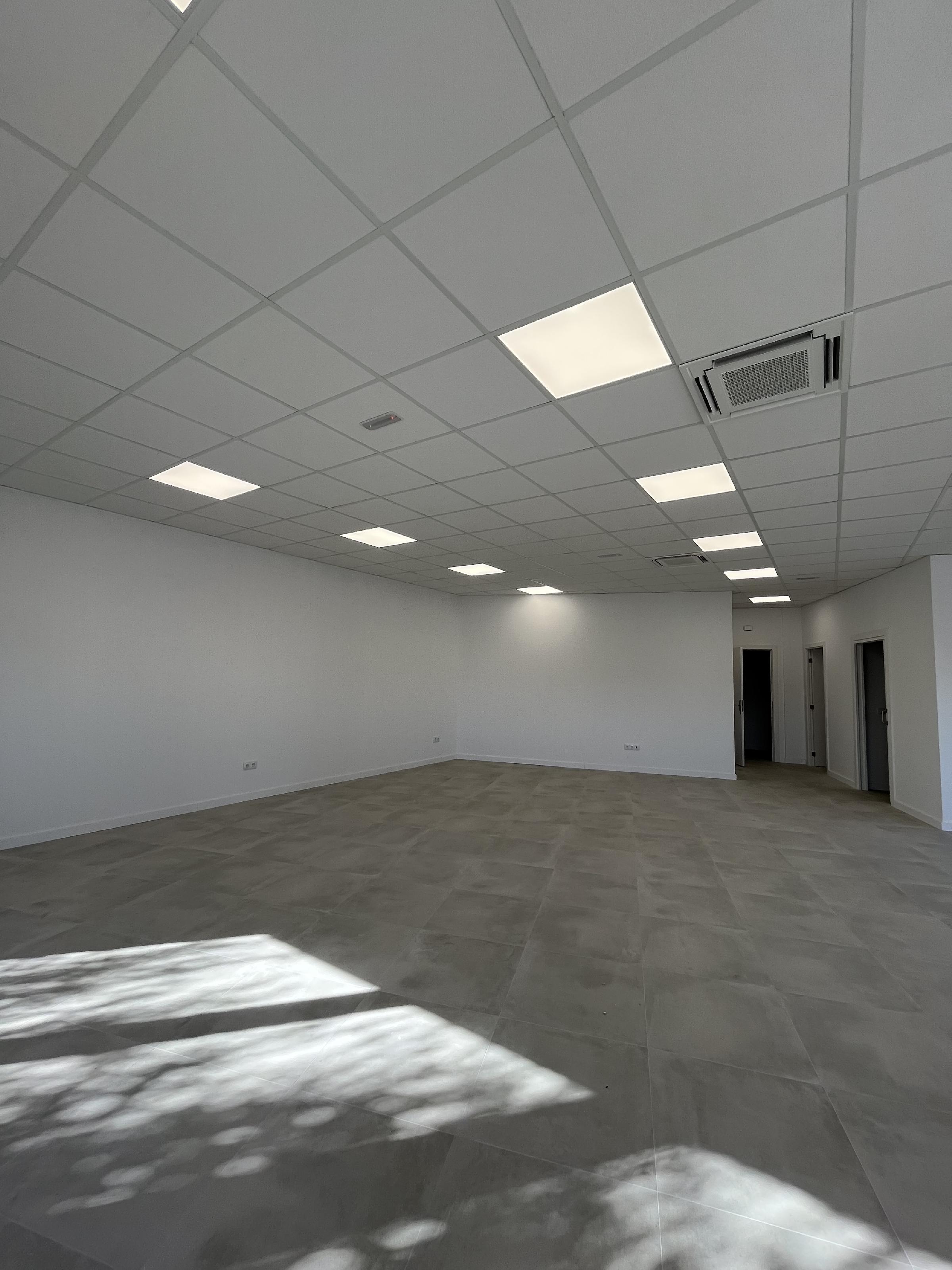 Imagen 3 Local Comercial en alquiler en Cassà De La Selva / Local-oficina de 102m2 acabat de reform...