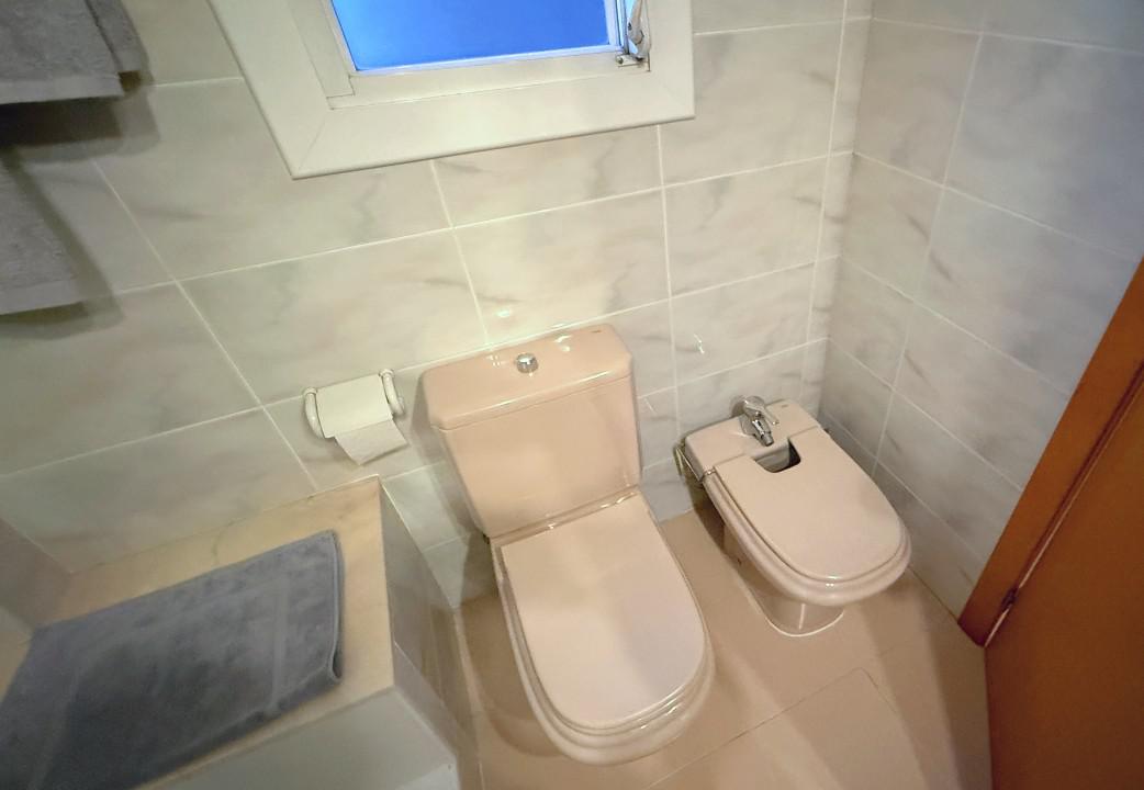 Imagen 10 Piso en venta en Cornellà De Llobregat / Junto Can Mercader