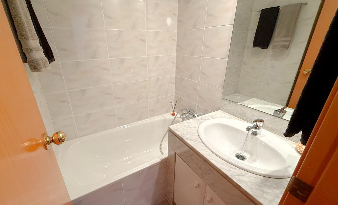 Imagen 5 Piso en venta en Cornellà De Llobregat / Junto Can Mercader