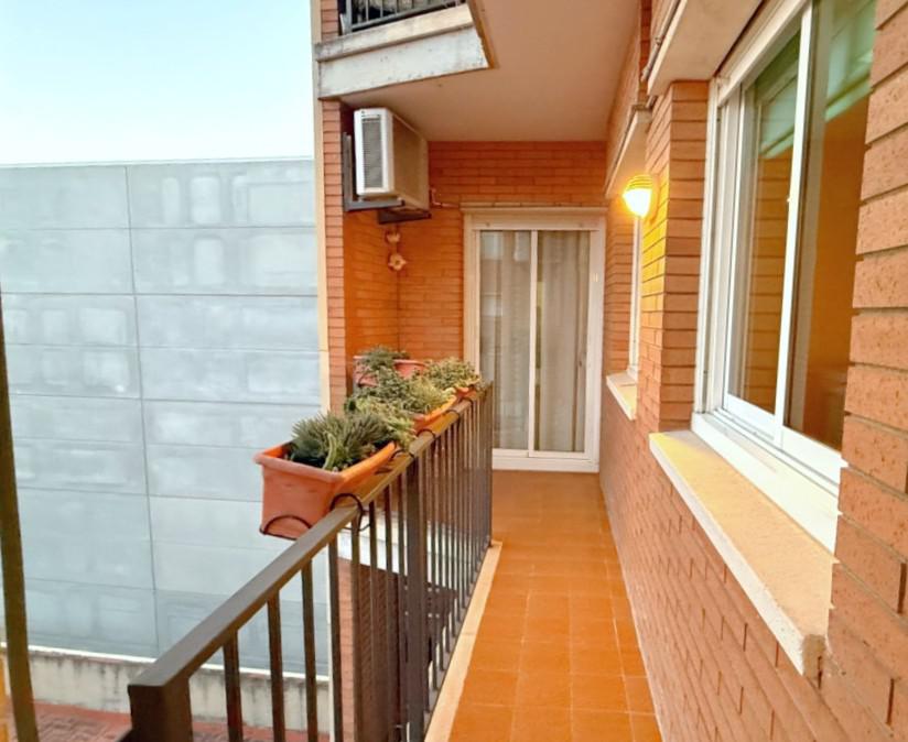 Imagen 8 Piso en venta en Cornellà De Llobregat / Junto Can Mercader
