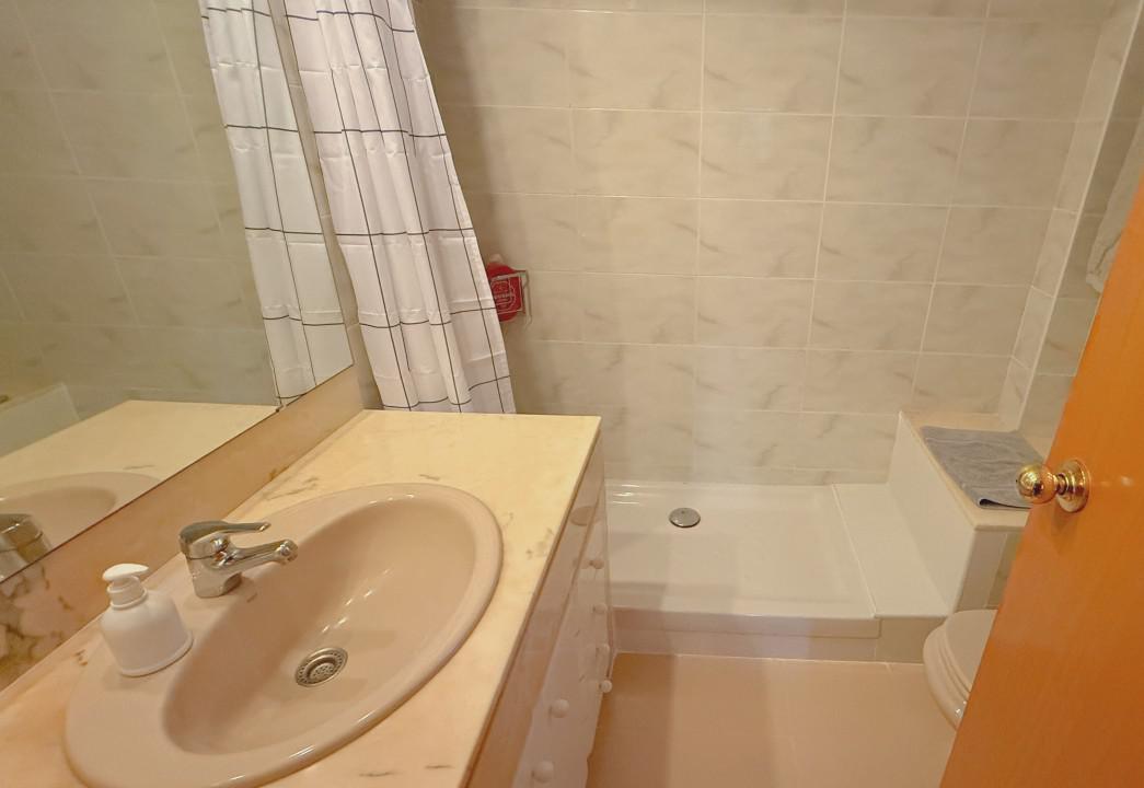 Imagen 4 Piso en venta en Cornellà De Llobregat / Junto Can Mercader