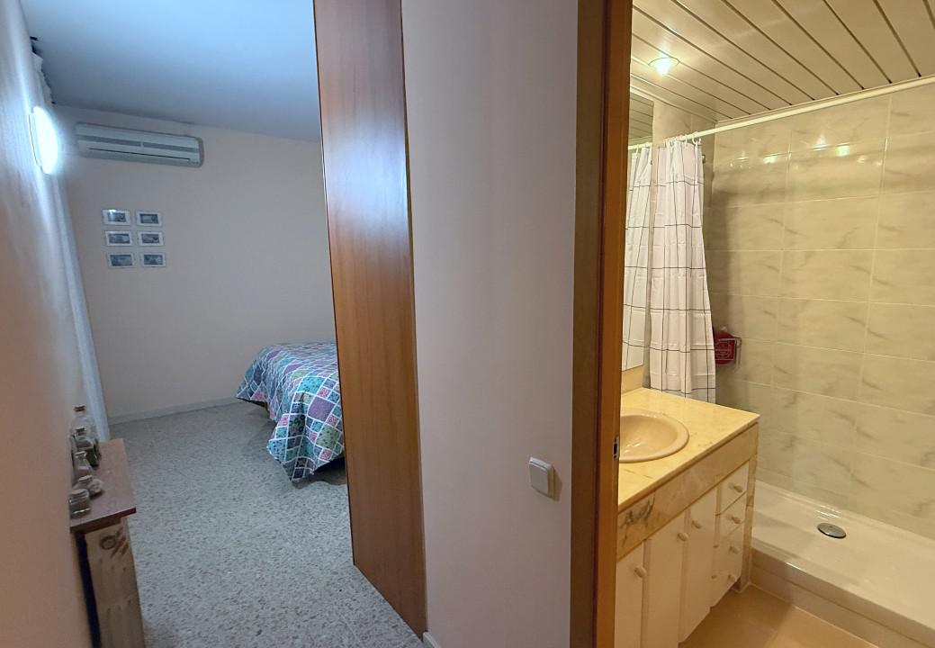 Imagen 13 Piso en venta en Cornellà De Llobregat / Junto Can Mercader