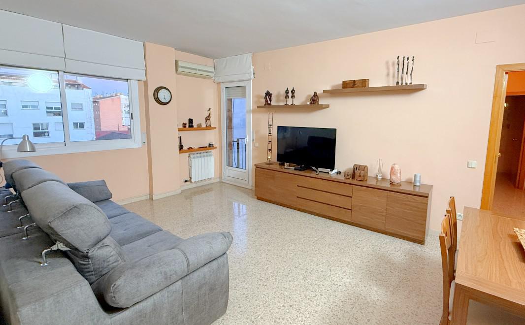 Imagen 1 Piso en venta en Cornellà De Llobregat / Junto Can Mercader