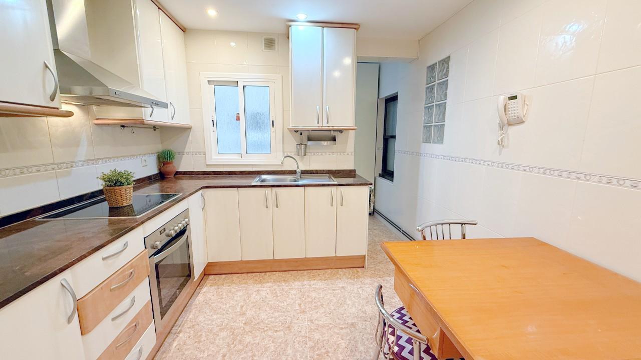 Imagen 9 Piso en venta en Hospitalet De Llobregat L´ / Junto metro L1 Santa Eulalia