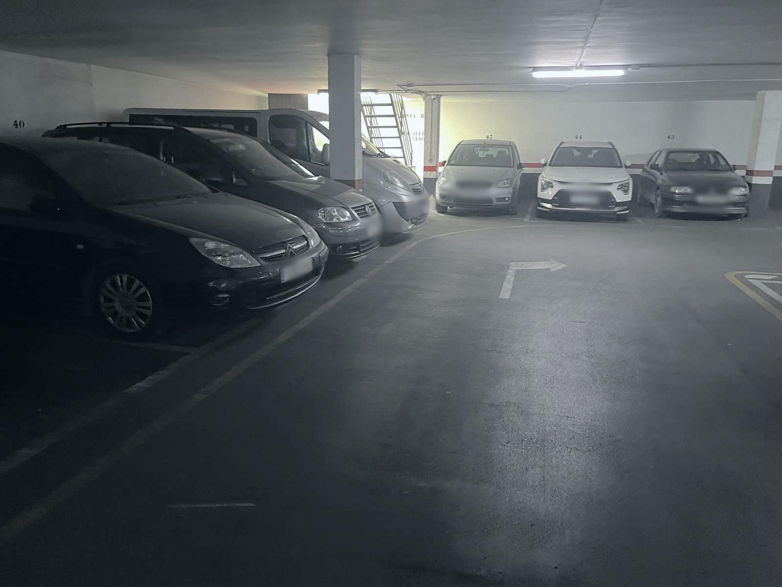 Imagen 3 Parking Coche en venta en Hospitalet De Llobregat L´ / Junto Santiago Apóstol