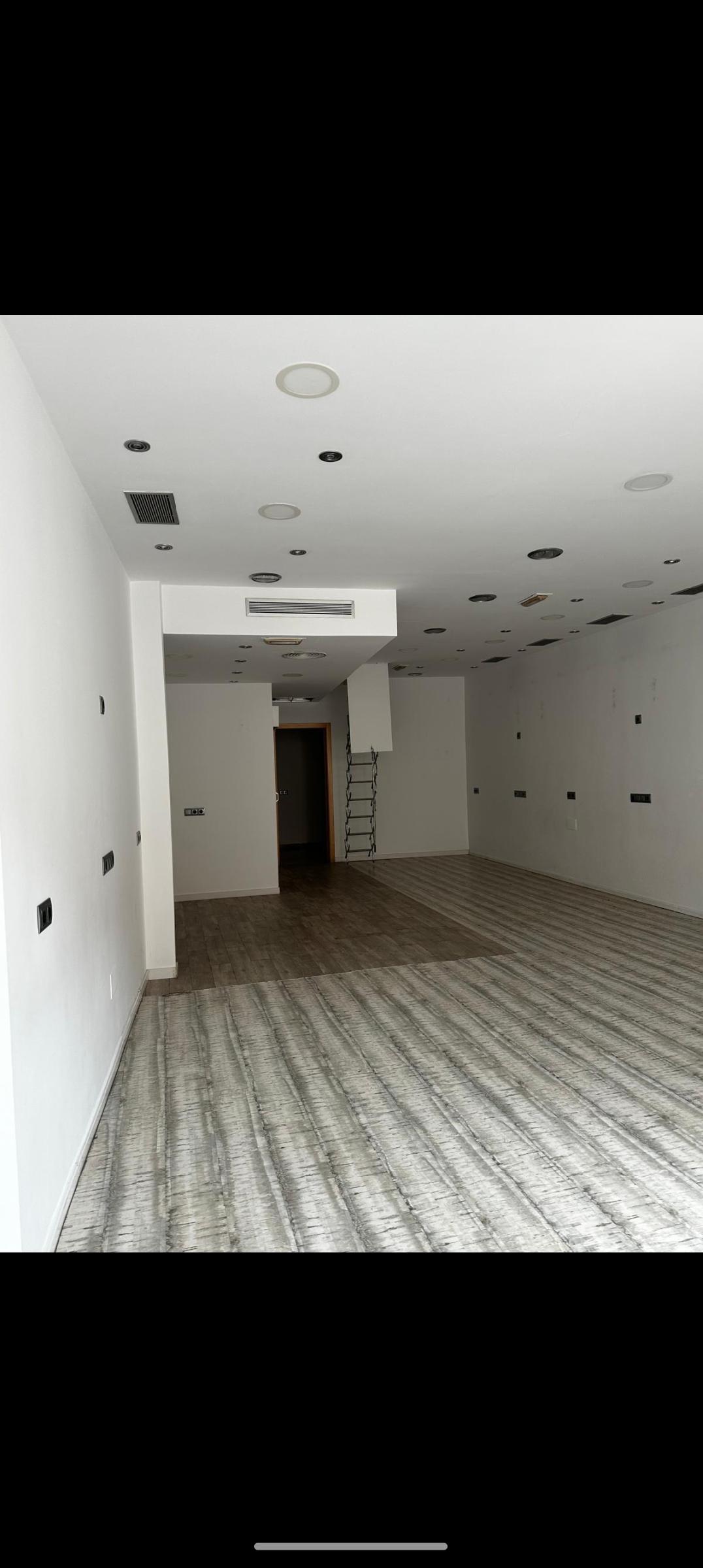 Imagen 2 Local Comercial en venta en Murcia / En una zona de flujo de vehículos, y cerca del centro.