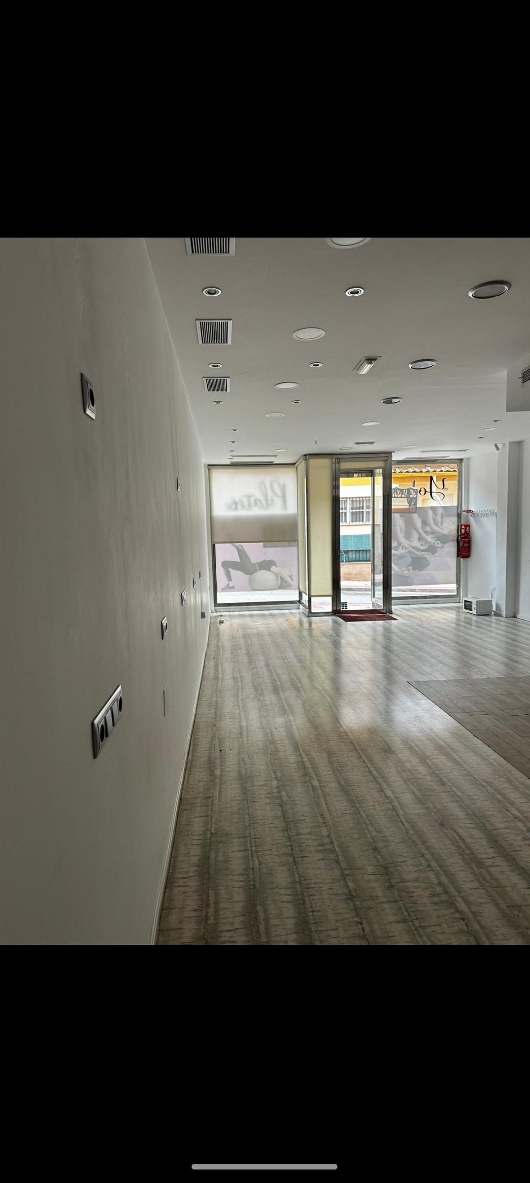 Imagen 3 Local Comercial en venta en Murcia / En una zona de flujo de vehículos, y cerca del centro.