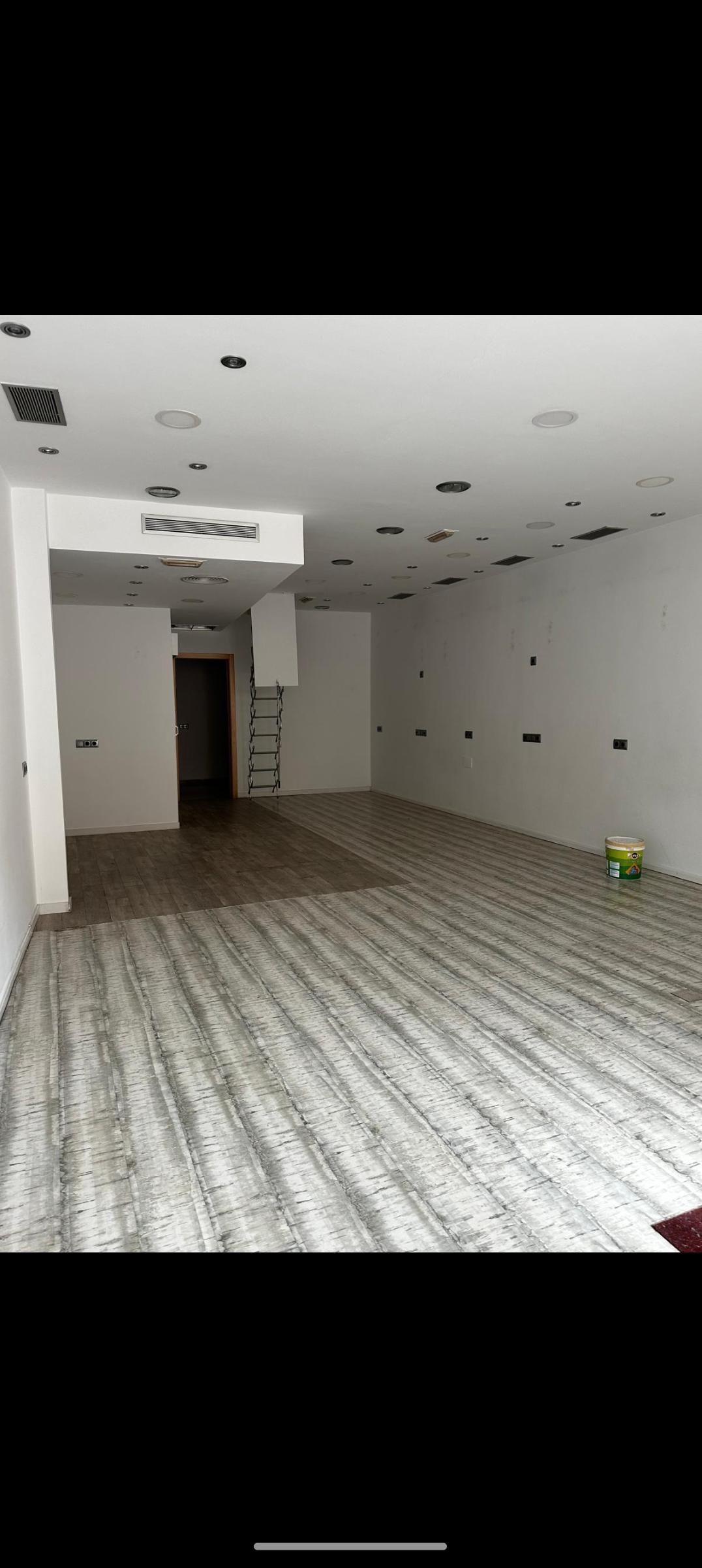 Imagen 1 Local Comercial en venta en Murcia / En una zona de flujo de vehículos, y cerca del centro.