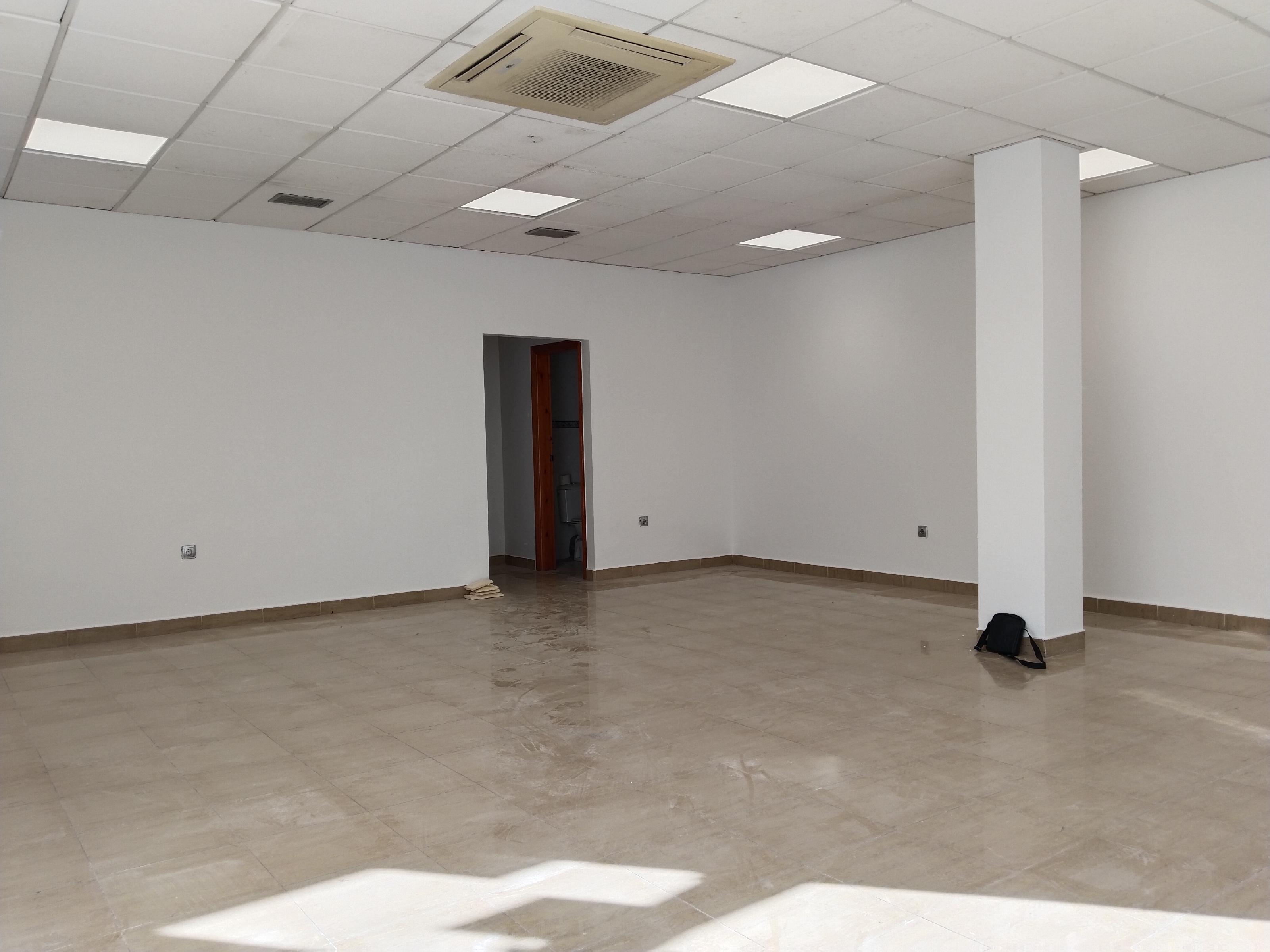 Imagen 1 Local Comercial en venta en Vera / En zona comercial con mucho movimiento, muy luminoso.