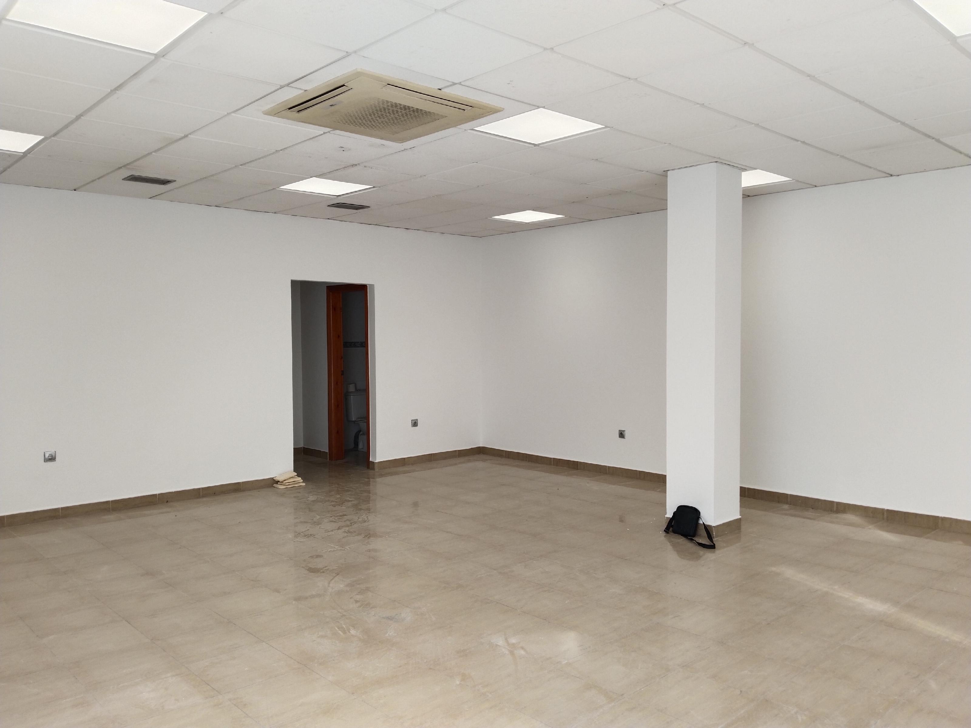 Imagen 2 Local Comercial en venta en Vera / En zona comercial con mucho movimiento, muy luminoso.