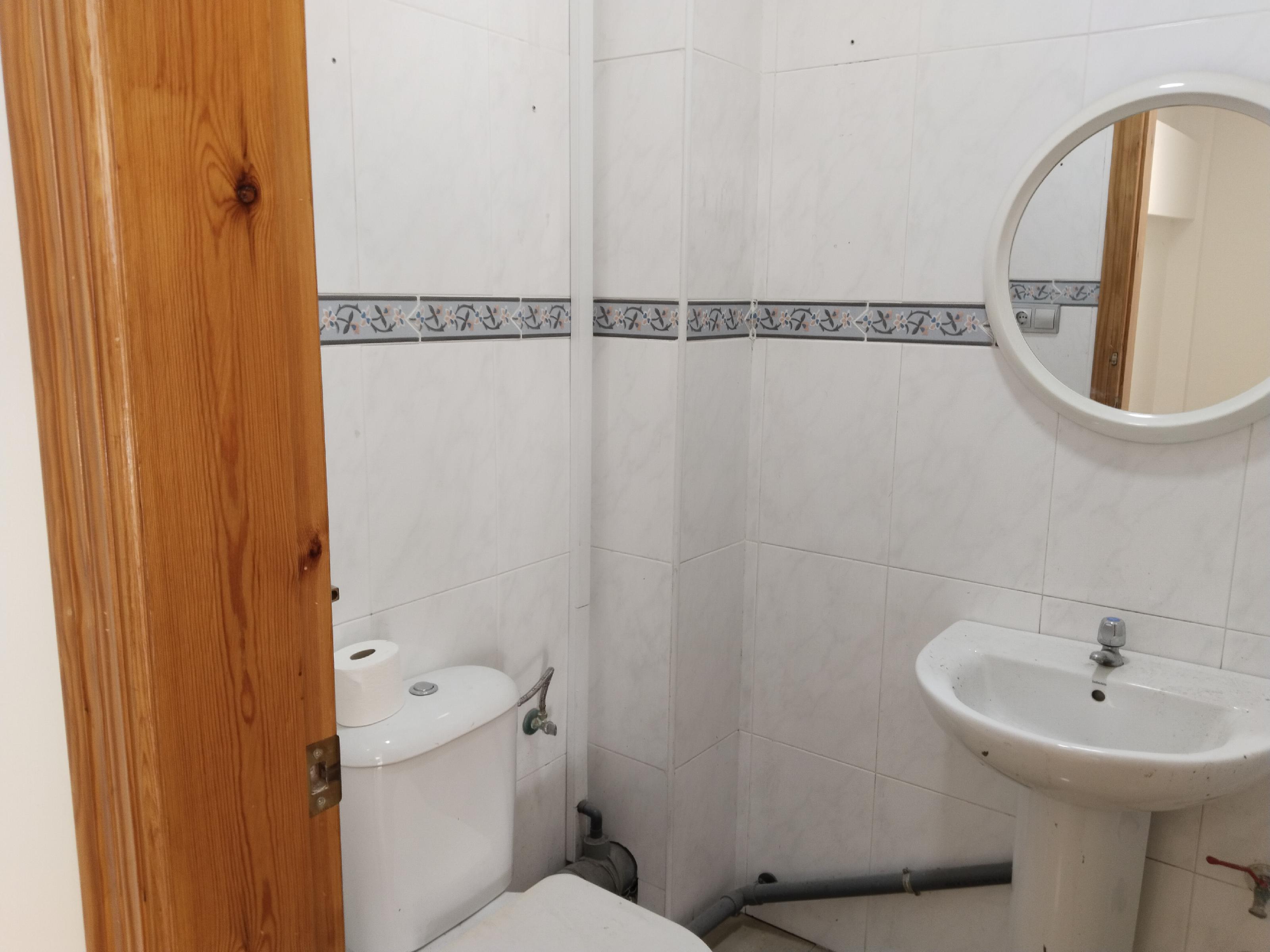 Imagen 8 Local Comercial en venta en Vera / En zona comercial con mucho movimiento, muy luminoso.