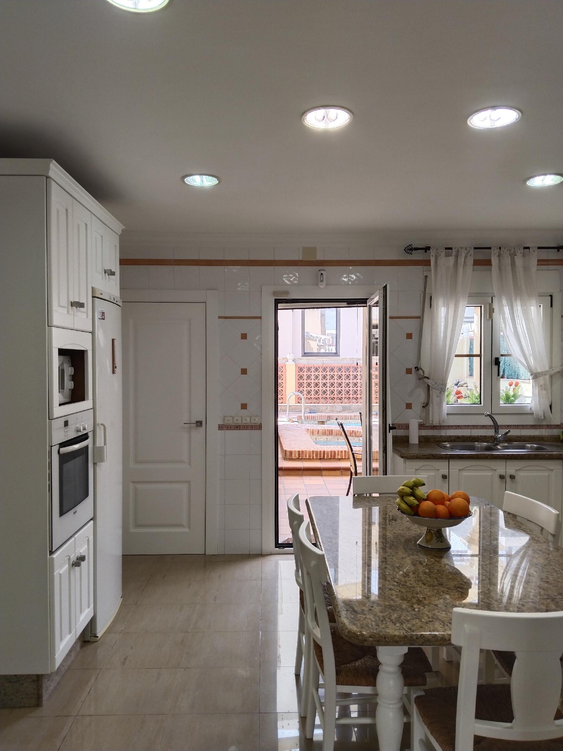 Imagen 3 Casa Adosada en venta en Garrucha / En frente de la playa, cerca de todos los servicios.