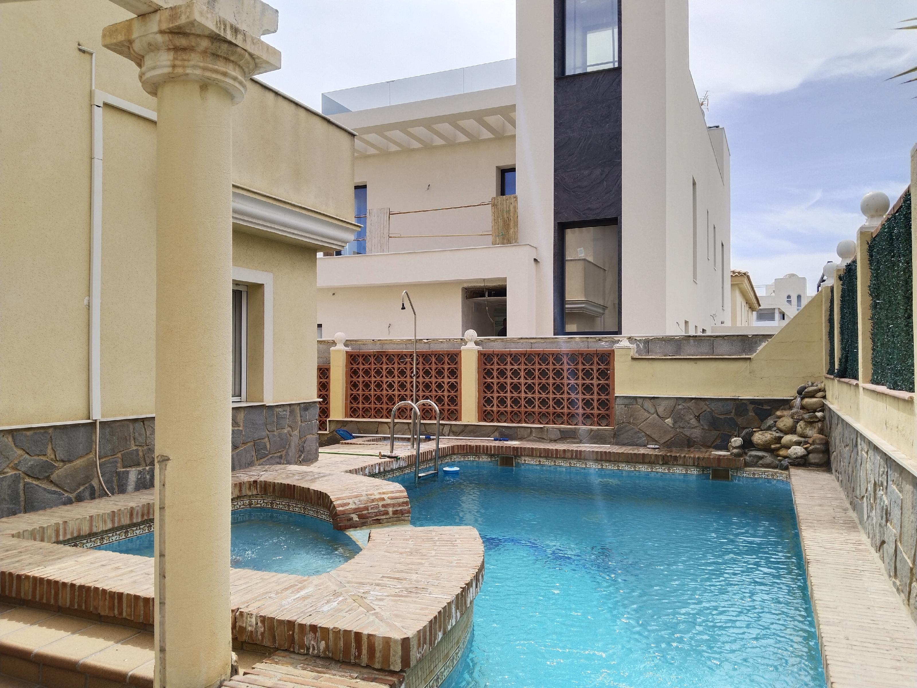 Imagen 1 Casa Adosada en venta en Garrucha / En frente de la playa, cerca de todos los servicios.