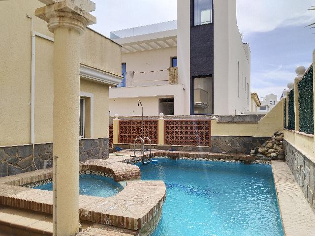 Imagen 1 Inmueble 301098 - Casa Adosada en venta en Garrucha / En frente de la playa, cerca de todos los servicios.