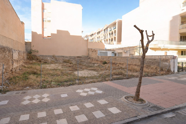 Imagen 3 Inmueble 302129 - Solar Urbano en venta en Garrucha / A pie de playa y cerca de todos los servicios.