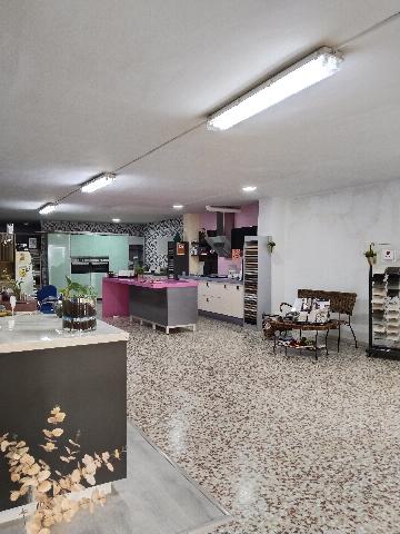 Imagen 2 Inmueble 302155 - Local Comercial en alquiler en Garrucha / En la Calle Mayor y a un paso del Paseo del Malecón.