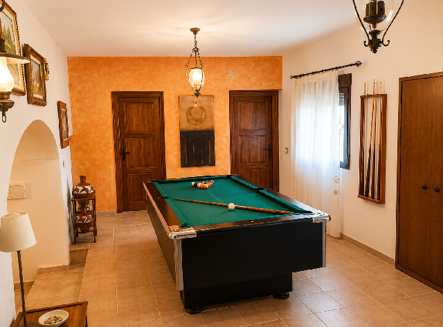 Imagen 1 Inmueble 305264 - Casa Rústica en venta en Guadix / Cerca de los supermercados y bien conectado.